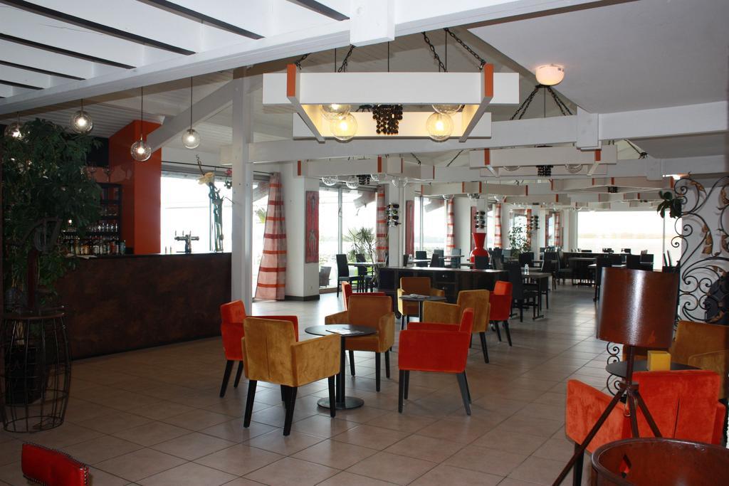 Logis Hotel Restaurant La Citadelle ブライ・エ・サン・リュス エクステリア 写真