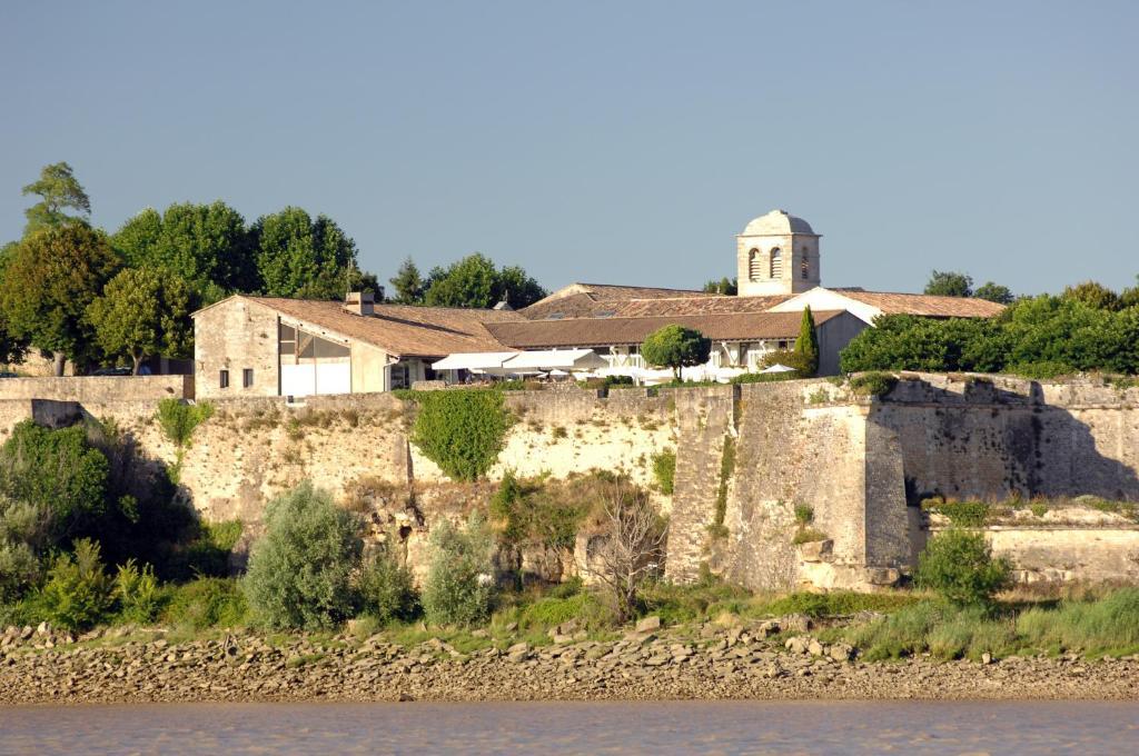 Logis Hotel Restaurant La Citadelle ブライ・エ・サン・リュス エクステリア 写真