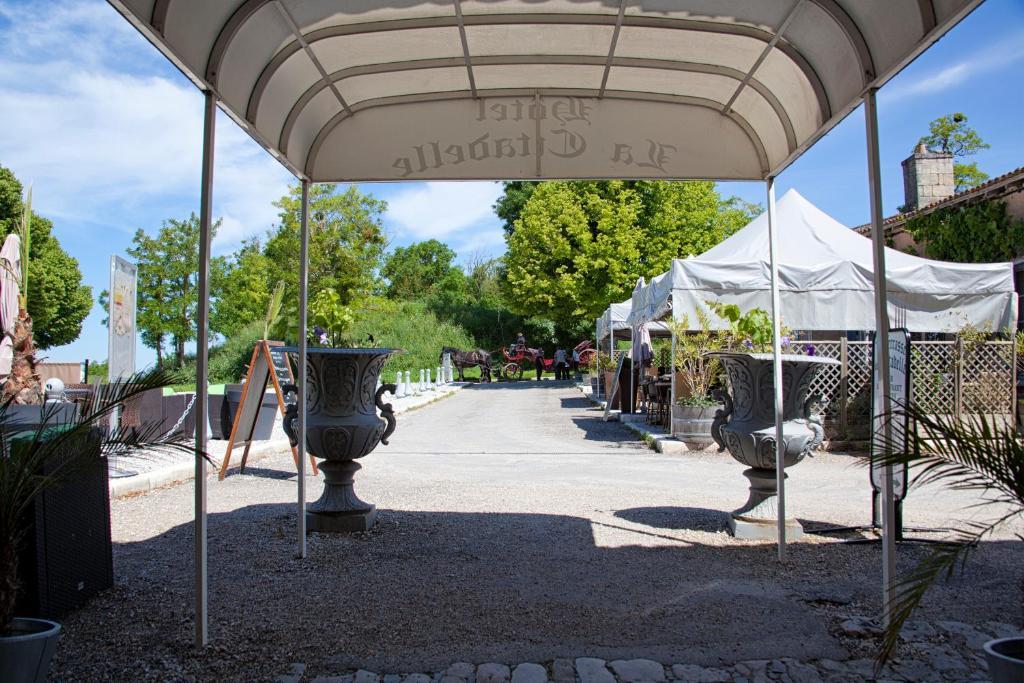 Logis Hotel Restaurant La Citadelle ブライ・エ・サン・リュス エクステリア 写真